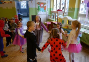 grupa tańczących dzieci